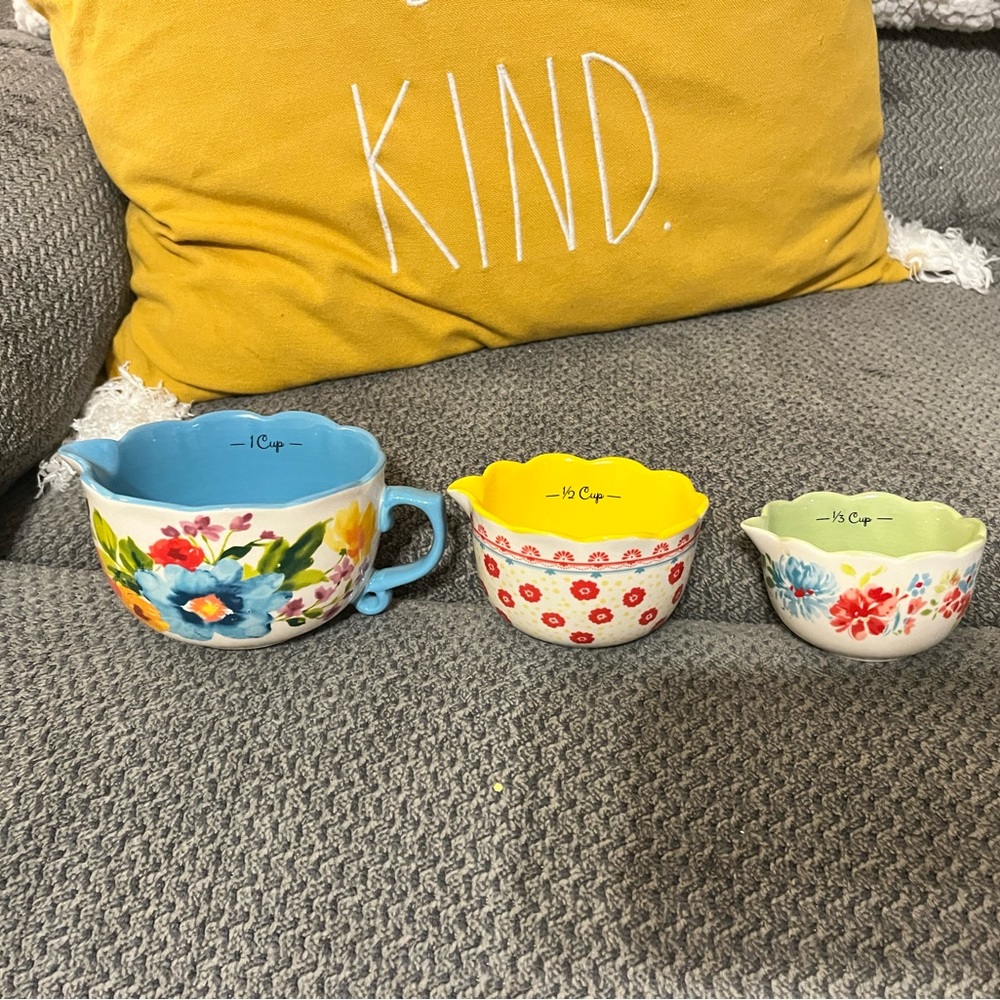 Pioneer woman glass measuring cups